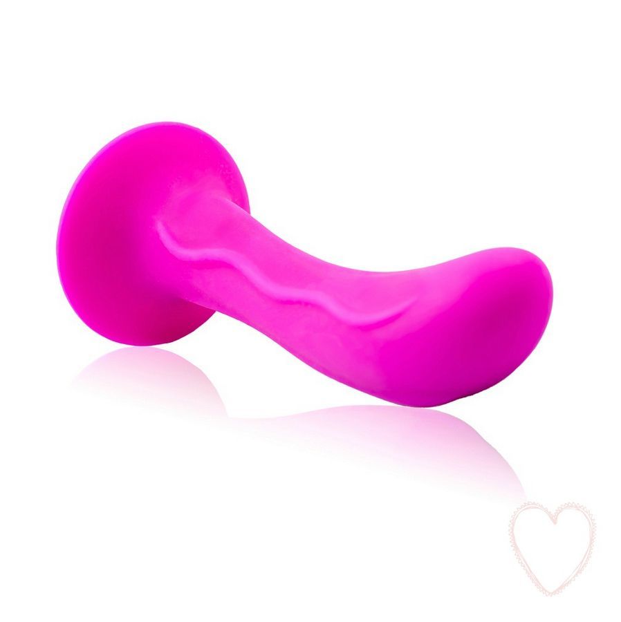 Pinkfarbener Dildo mit abgerundeter Form. Saugnapf-Basis. Auf weißem Hintergrund.