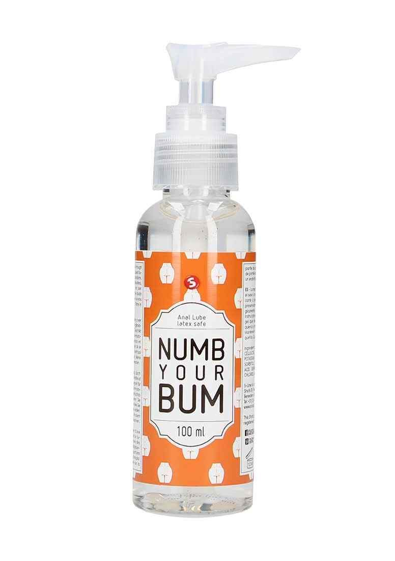 Transparente Flasche mit Pumpe. Aufschrift: Numb Your Bum. Orangefarbenes Etikett mit weißen Mustern. 100 ml.