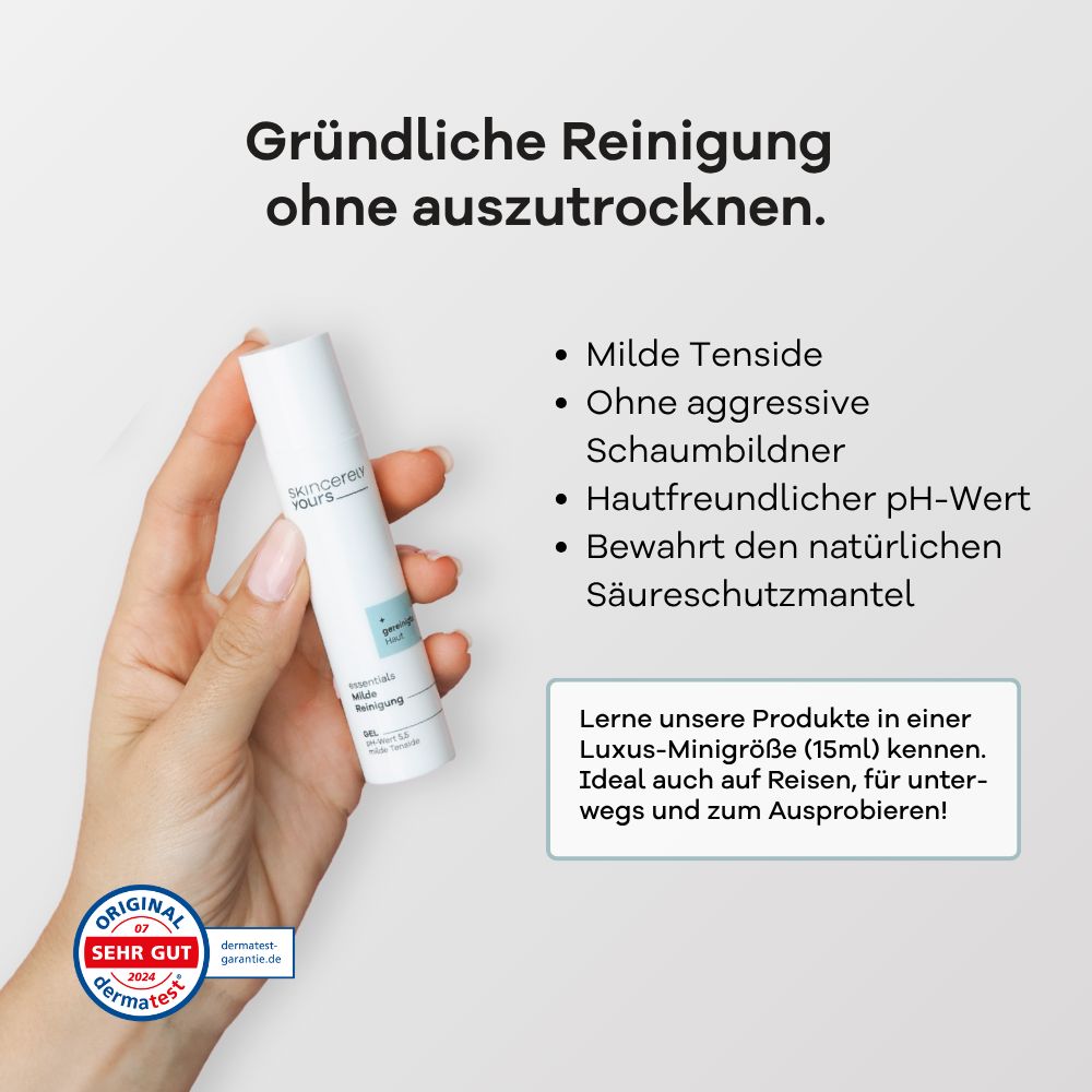 Hand hält Skincerely Yours Milde Reinigung Flasche. "Sehr gut" dermatest Siegel.
