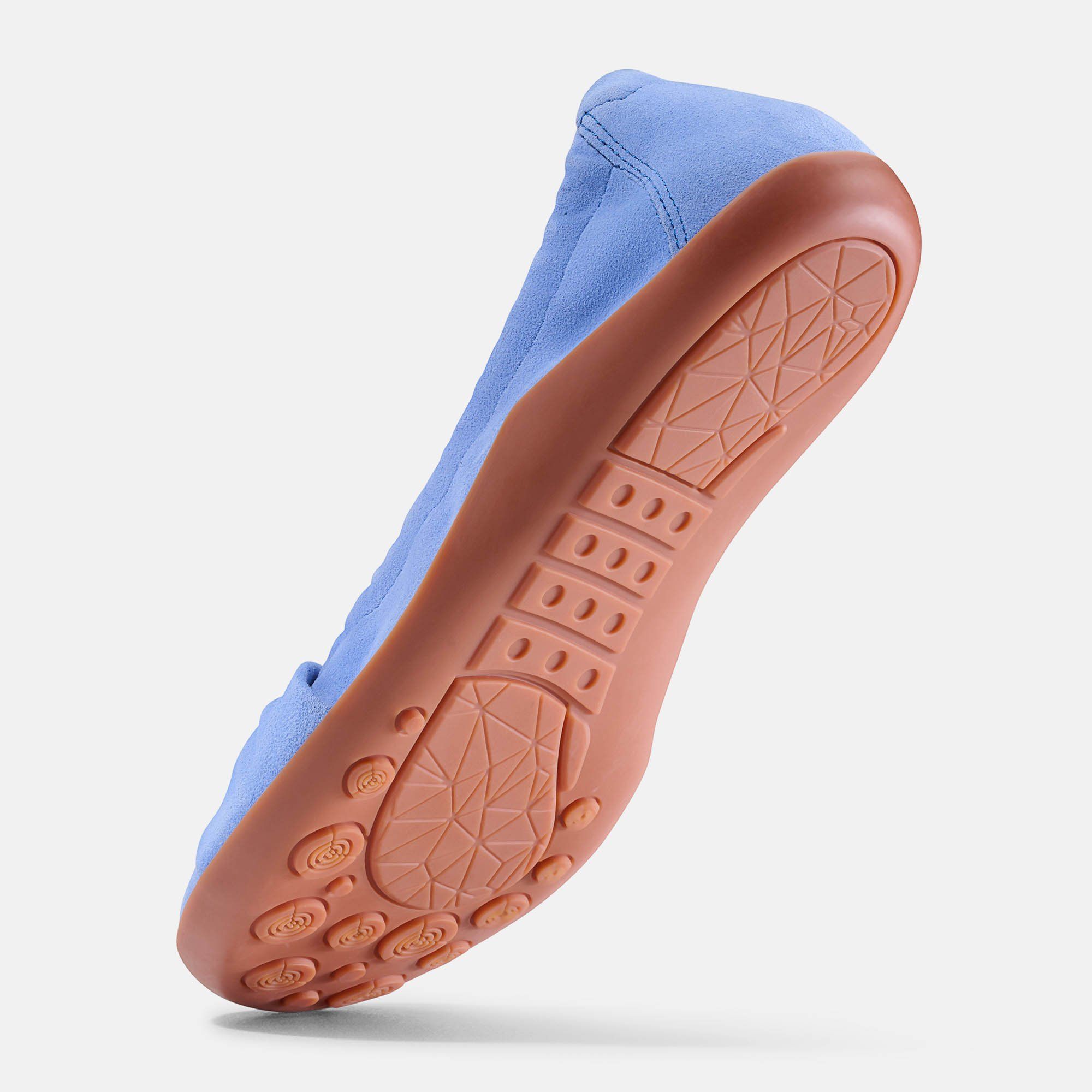 Unterseite einer blauen Ballerina. Braune Sohle mit Profil.