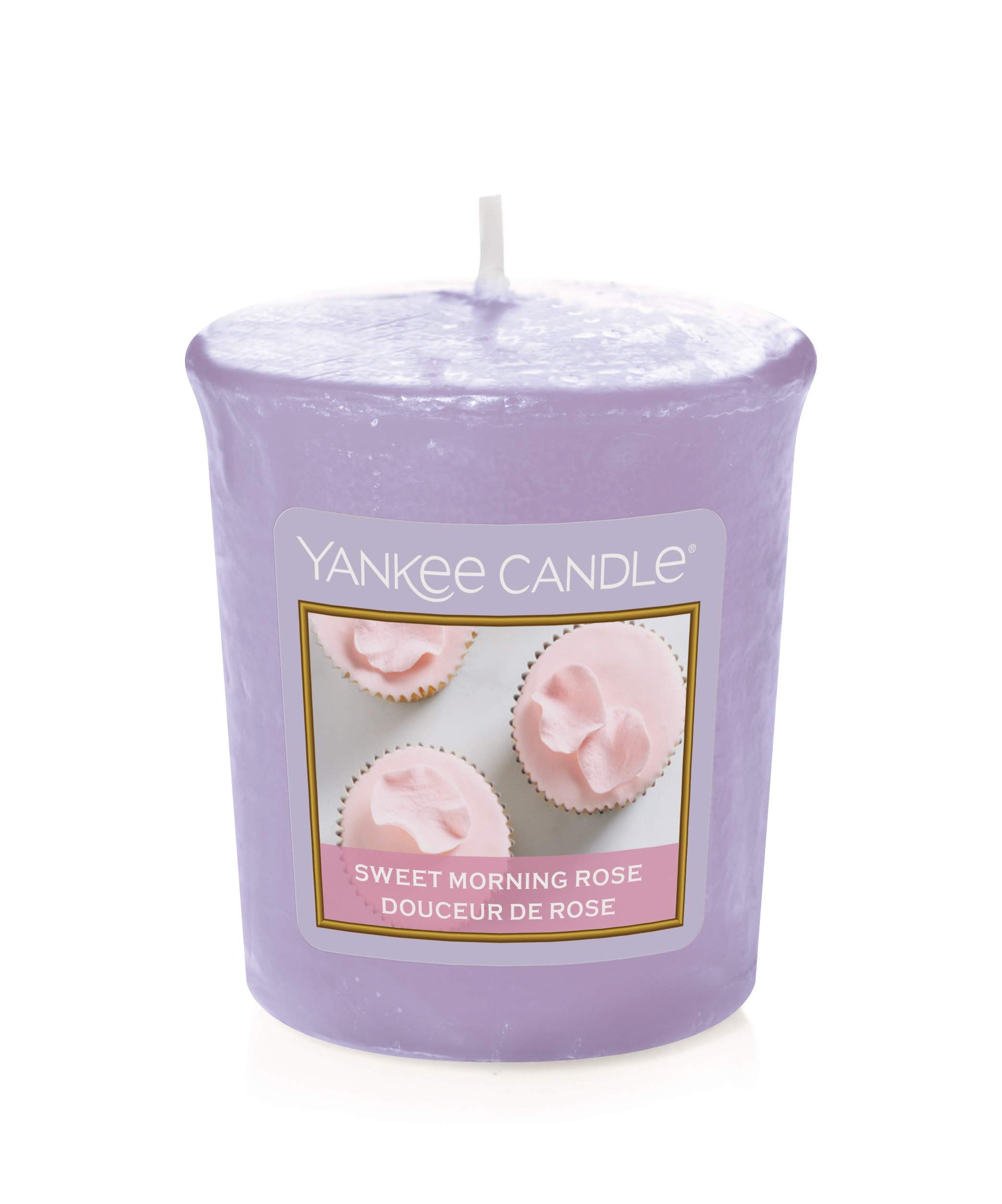 Helllila Yankee Candle Votiva Classica Kerze. Aufkleber mit Produktname und Abbildung von Rosen. Weißer Docht.