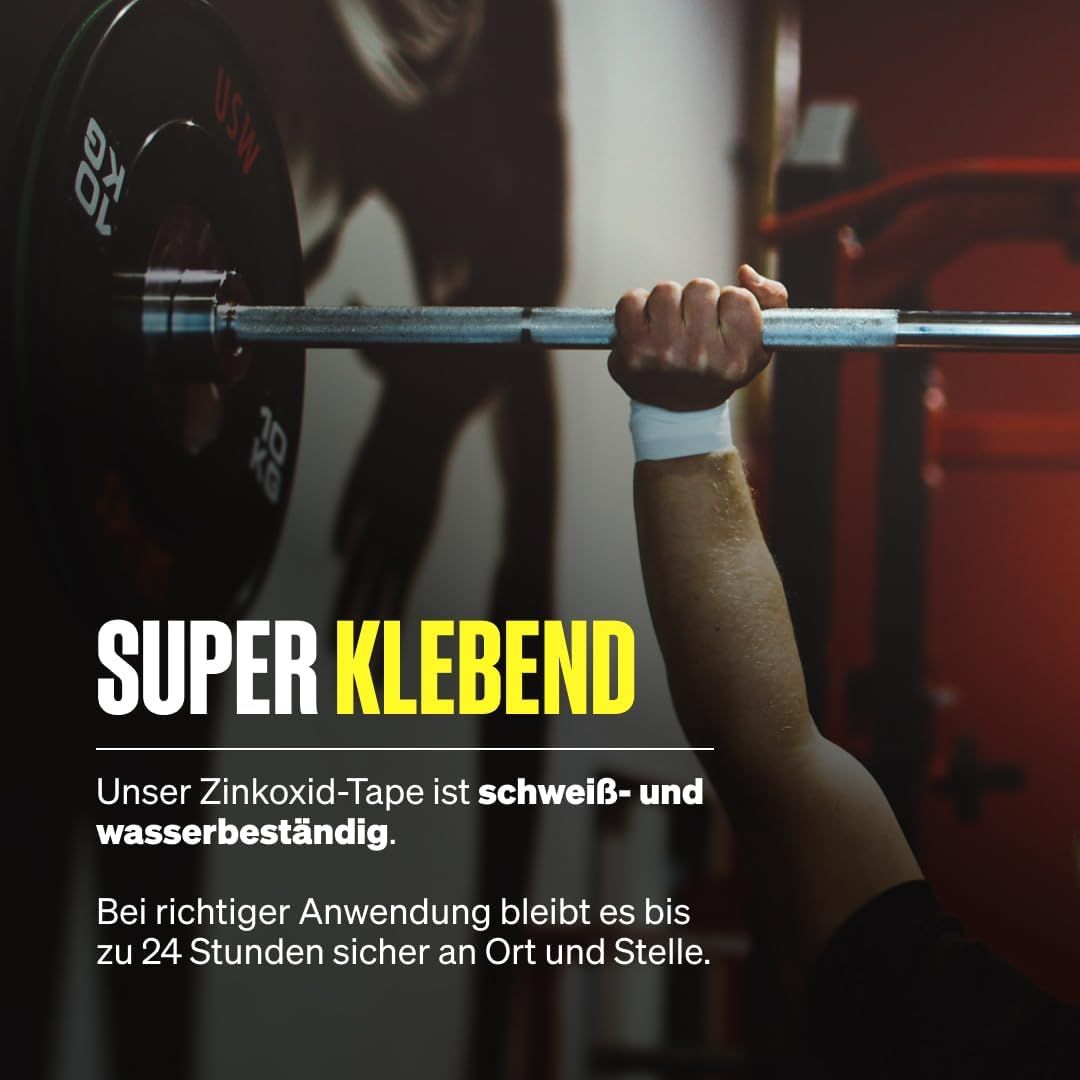 Ein Arm hebt eine Hantel, das Handgelenk ist mit weißem Tape umwickelt. Stark klebend.