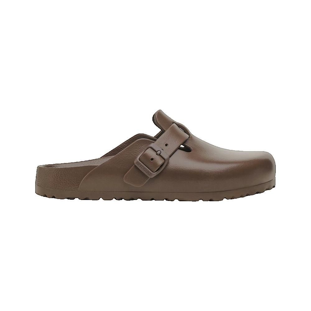 Zoccolo Birkenstock Boston marrone. Aspetto pelle, cinturino regolabile con fibbia. Vista laterale.