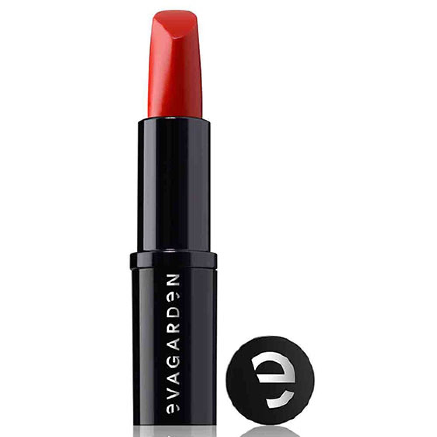 Roter Lippenstift in schwarzer Hülse. Auf der Hülse steht „evagarden“. Daneben liegt ein schwarzer Deckel mit „e“.