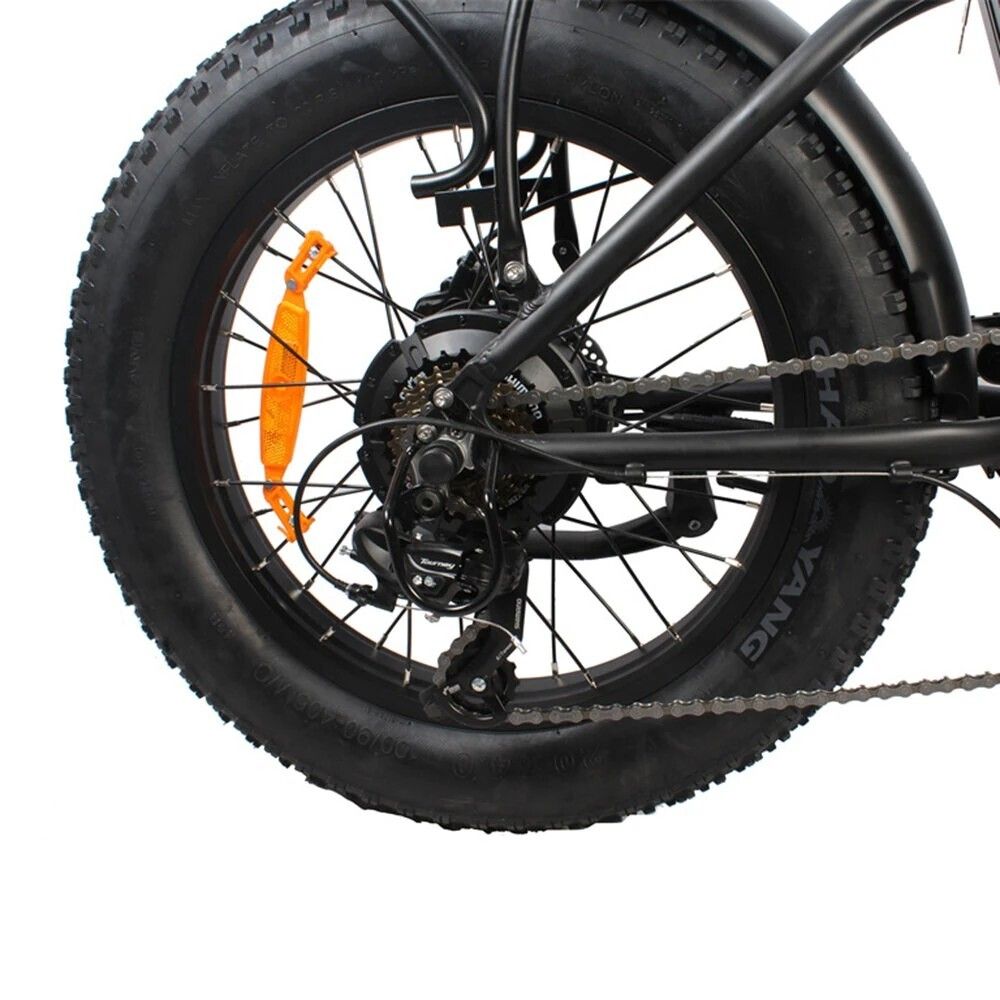 Hinterrad eines schwarzen Elektrofahrrads. Breitreifen, Getriebe, Marke YANG.