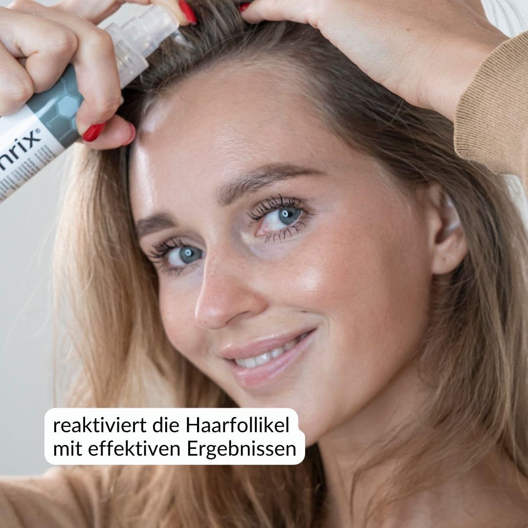 Frau lächelt, hält Produktflasche. Text: reaktiviert die Haarfollikel mit effektiven Ergebnissen.