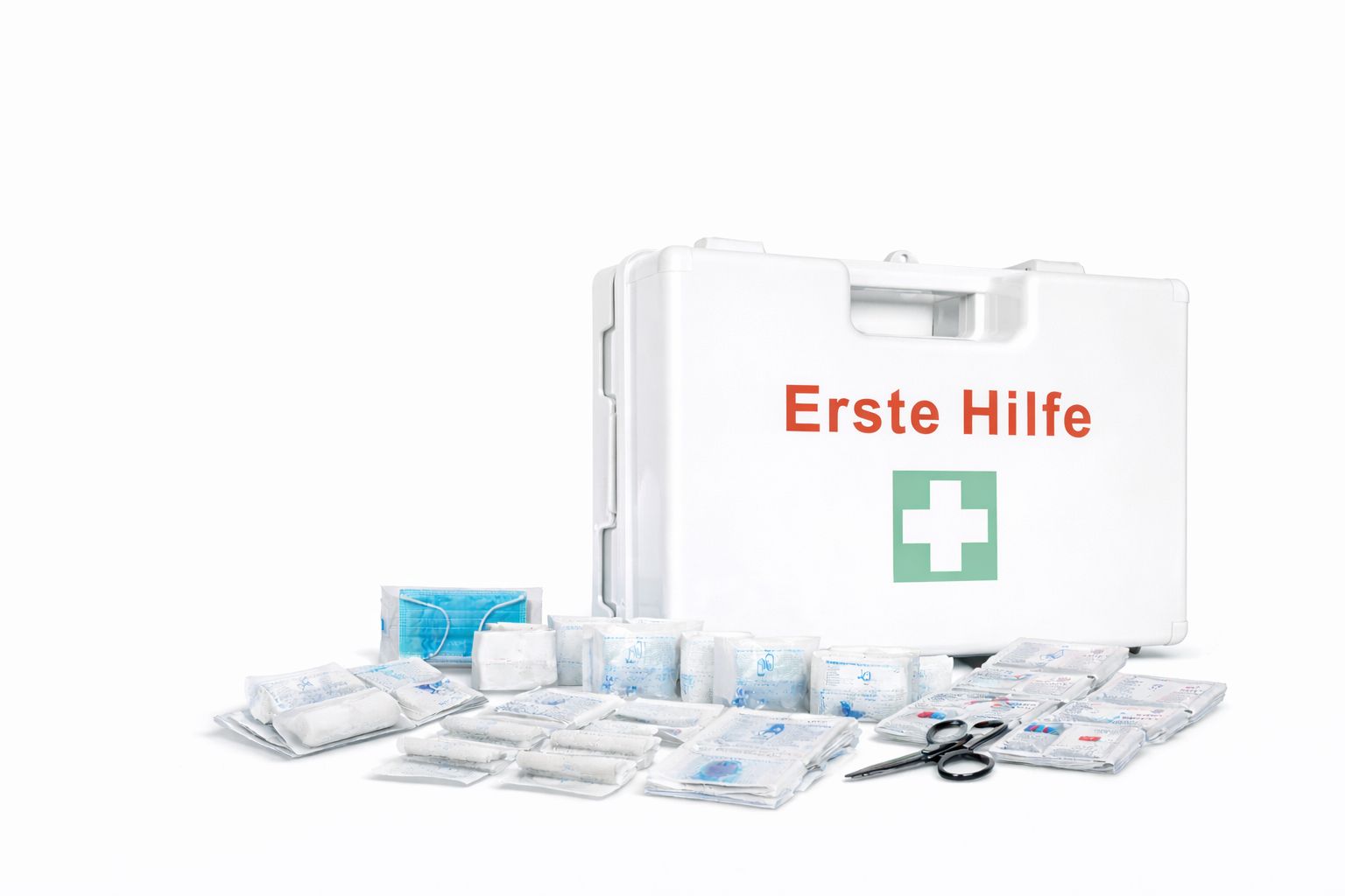 Weißer Erste-Hilfe-Koffer mit Inhalt: Verbandsmaterial, Schere, etc. Aufschrift „Erste Hilfe“ und grünes Kreuz.