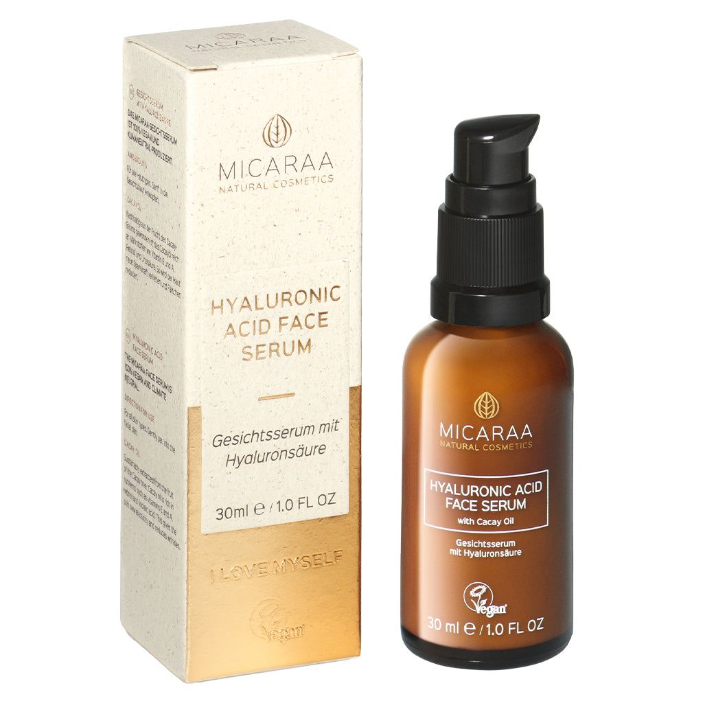 Braune Glasflasche und Verpackung. Aufschrift: MICARAA Hyaluronic Acid Face Serum. Vegan-Siegel. Verpackung mit Text.