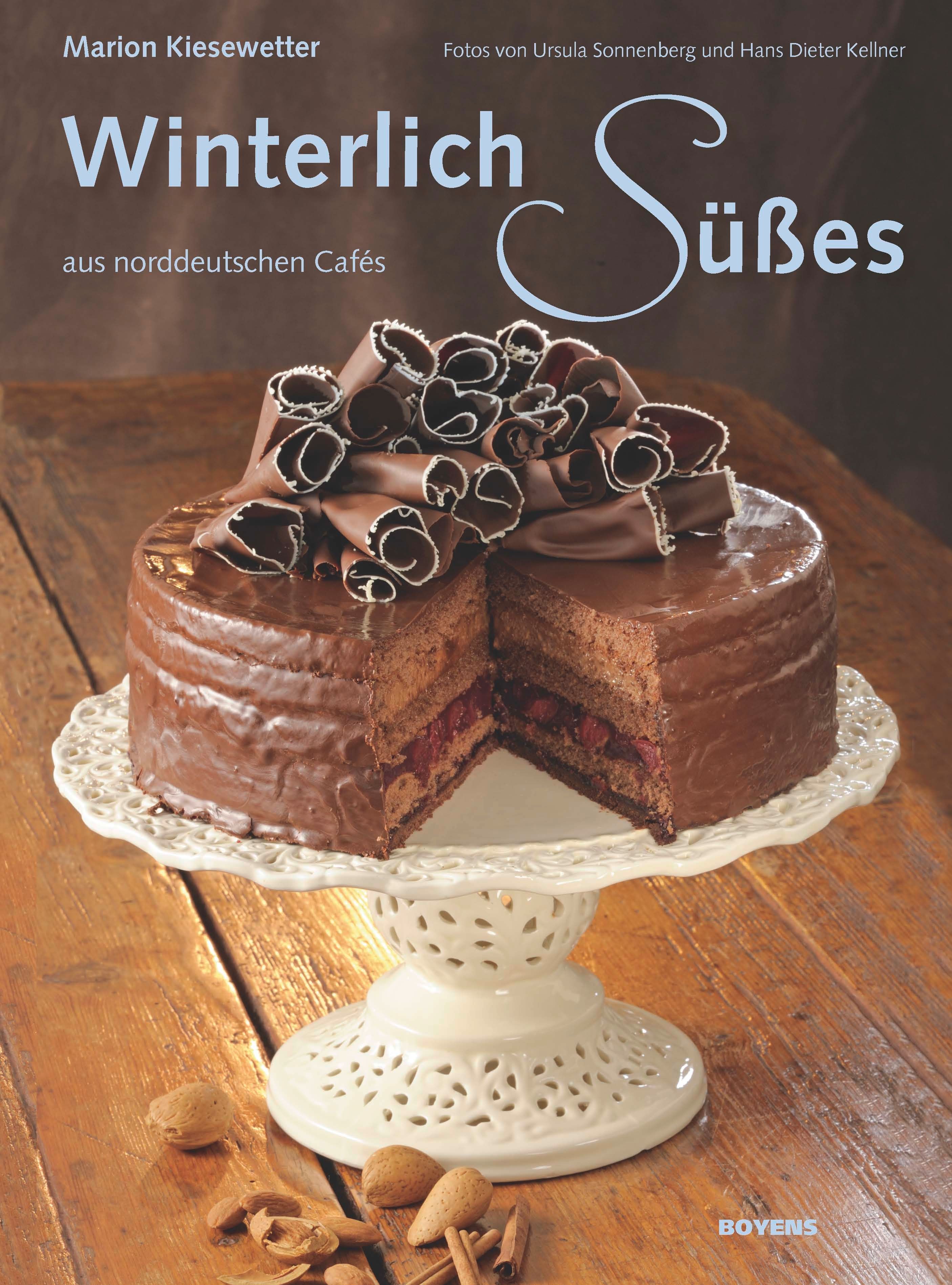 Buchcover: Winterlich Süßes aus norddeutschen Cafés. Schokoladenkuchen auf Tortenständer. Titel und Autorenangaben.