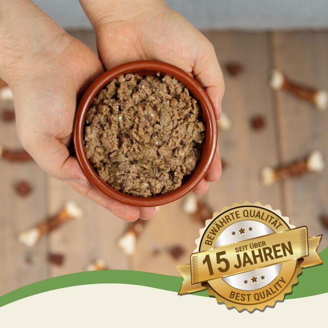 Hände halten eine Schüssel mit Katzenfutter. Goldene Qualitätsauszeichnung: Bewährte Qualität, seit über 15 Jahren.