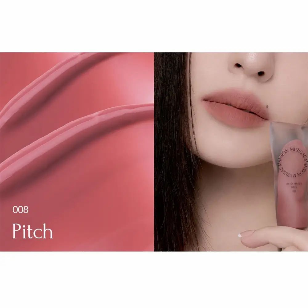Nahaufnahme von Lippen mit Lippenfarbe. Daneben ein Lippenfarbfleck und eine Tube mit MUZIGAE MANSION OBJET WATER PITCH 008.
