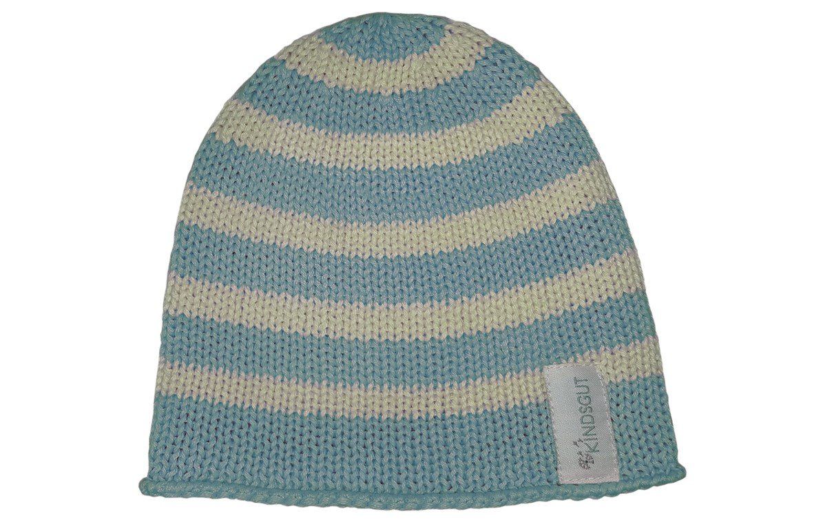 Hellblau-weiß gestreifte Kindermütze. Label mit Kindsgut-Logo. Gestricktes Material.