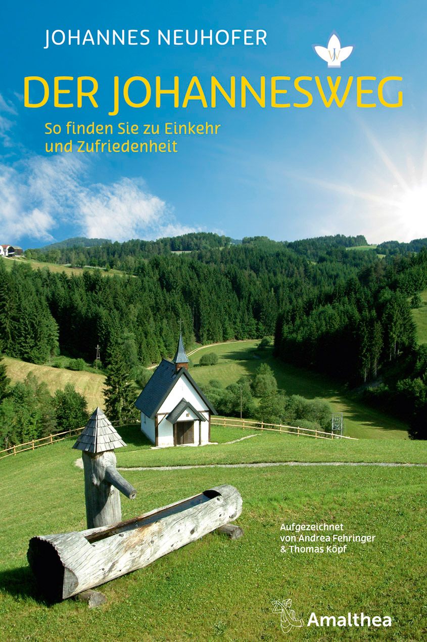 Buchcover mit Titel "Der Johannesweg". Autor: Johannes Neuhofer. Landschaft mit Kapelle und Brunnen im Hintergrund.