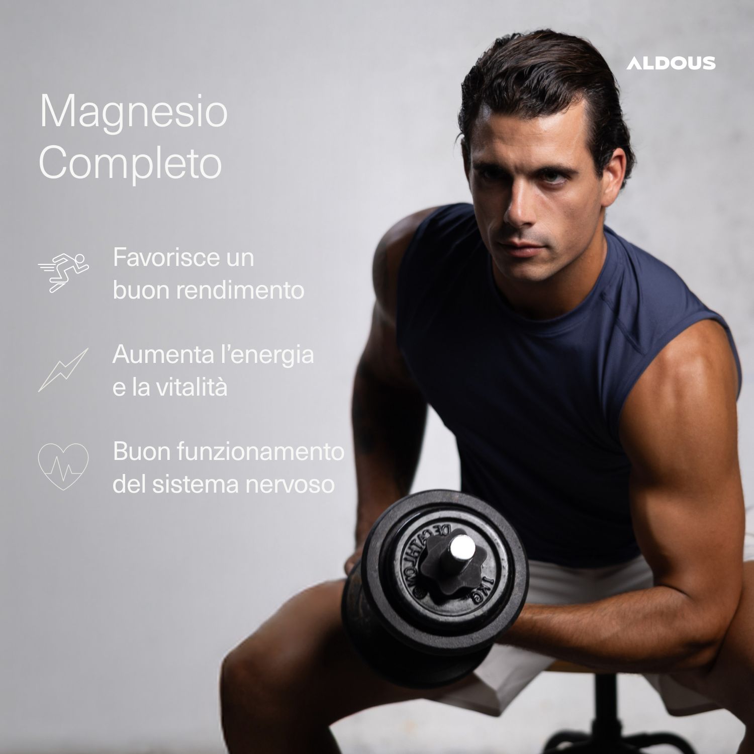Mann hebt ein Gewicht. Aldous Magnesio Completo fördert Leistung, Energie und das Nervensystem.