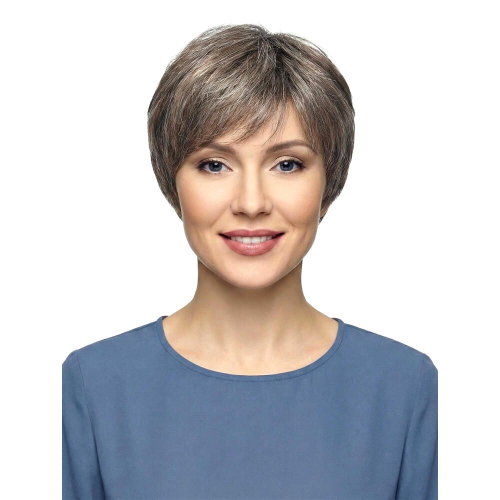 Kurzhaarperücke mit grau-melierten Strähnen. Frontale Ansicht. Frau mit blauem Oberteil.