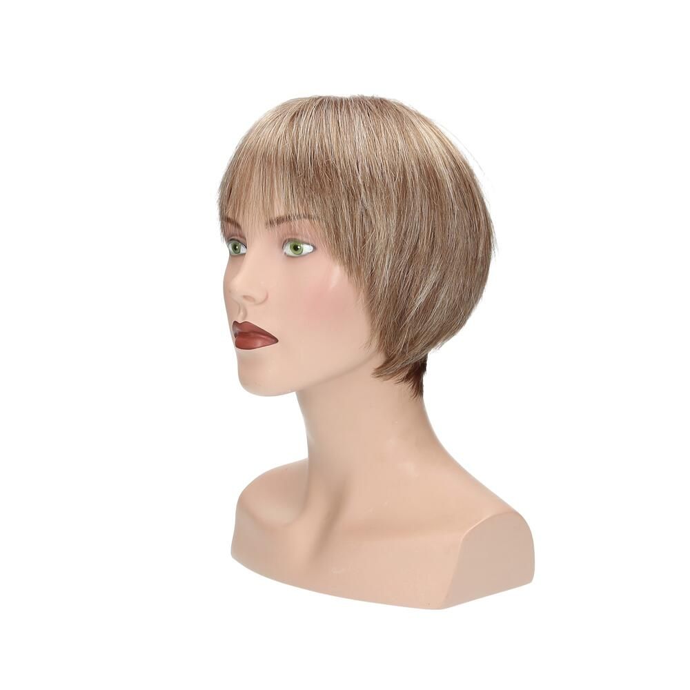 Perücke Victoria, blond mit Pony, auf einem Schaufensterkopf. Seitliche Ansicht. Kurzes, gestuftes Haar.