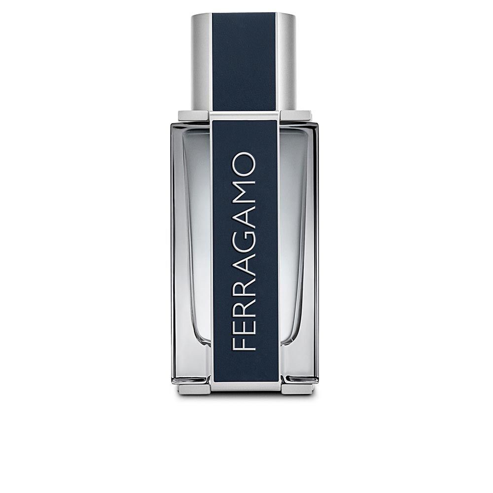 Rechteckiger Flakon mit silberfarbenem Verschluss und dunkelblauer Banderole mit weißem Schriftzug FERRAGAMO.