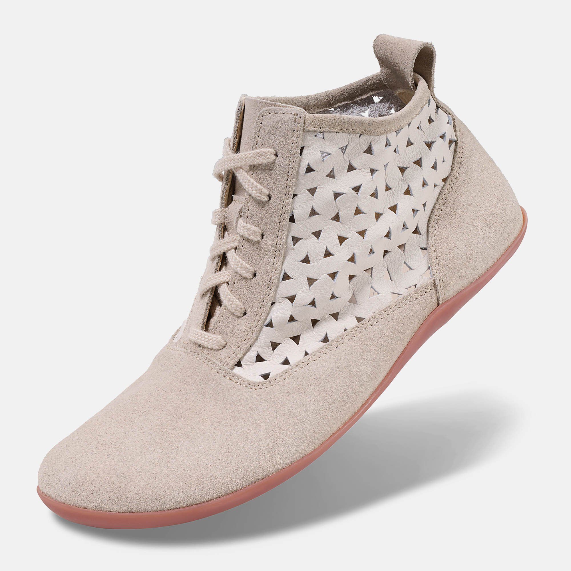 Beige Stiefelette mit Schnürung und Lochmuster. Rote Sohle. Wildleder-Details. Perspektivische Ansicht.