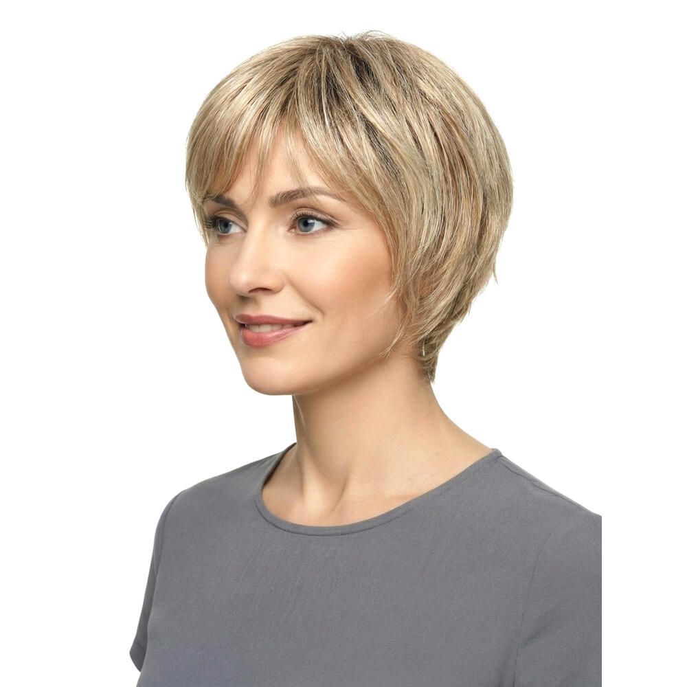 Kurzhaarperücke, blond, mit Pony, seitliche Ansicht einer Frau. Haare fallen natürlich. Graues Oberteil.