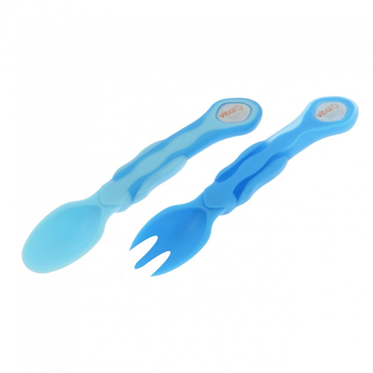 Blaues Kinderbesteck-Set mit Gabel und Löffel. Beide haben einen wellenförmigen Griff und das Vital Baby Logo.