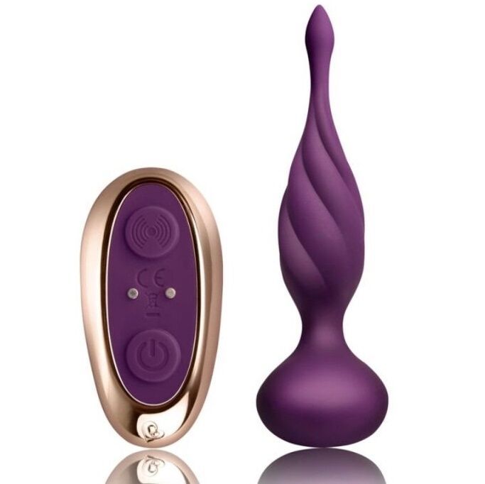 Lila Vibrator mit langem Schaft und Fernbedienung. Fernbedienung mit Knöpfen. CE-Kennzeichnung.