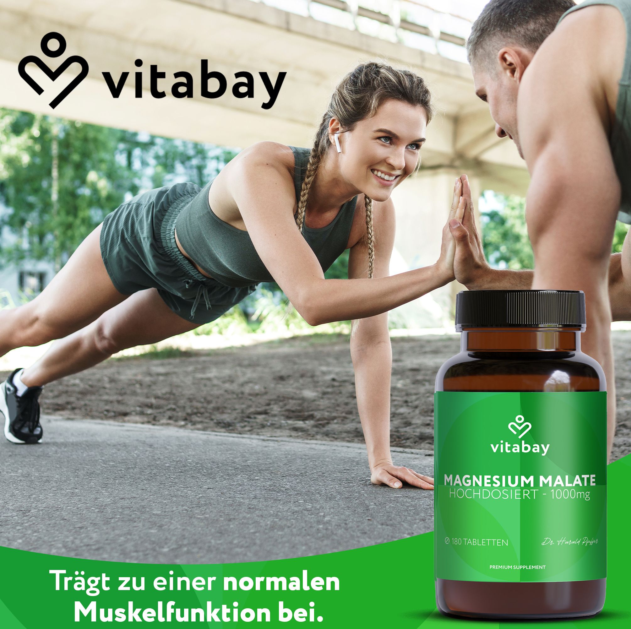 Frau macht Liegestütze neben einer Flasche Vitabay Magnesium Malate. Text: Trägt zu einer normalen Muskelfunktion bei.
