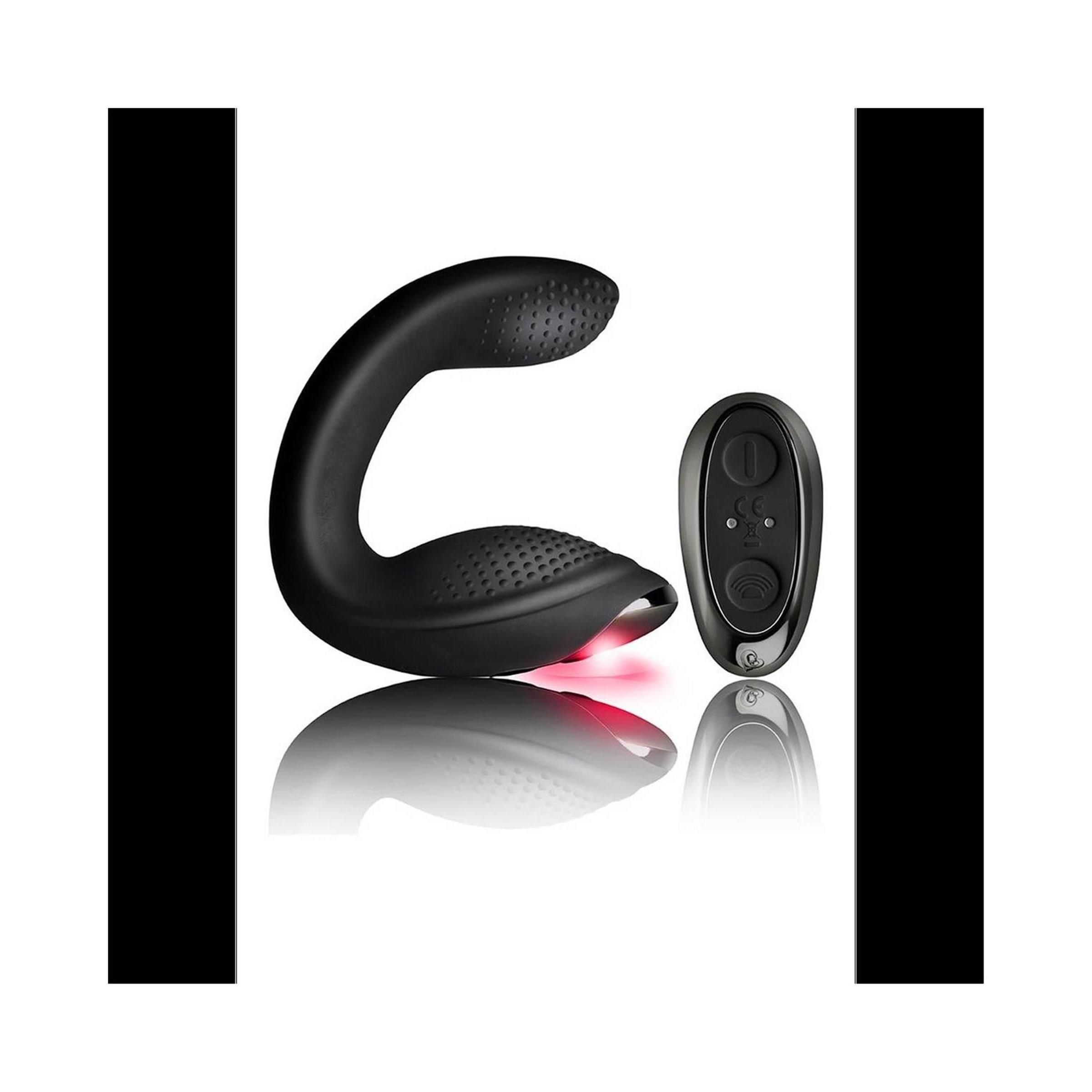 Schwarzes Wellness-Produkt und Fernbedienung. Produkt mit strukturierten Oberflächen. Rote Lichtquelle. Reflexion auf glatter Oberfläche.