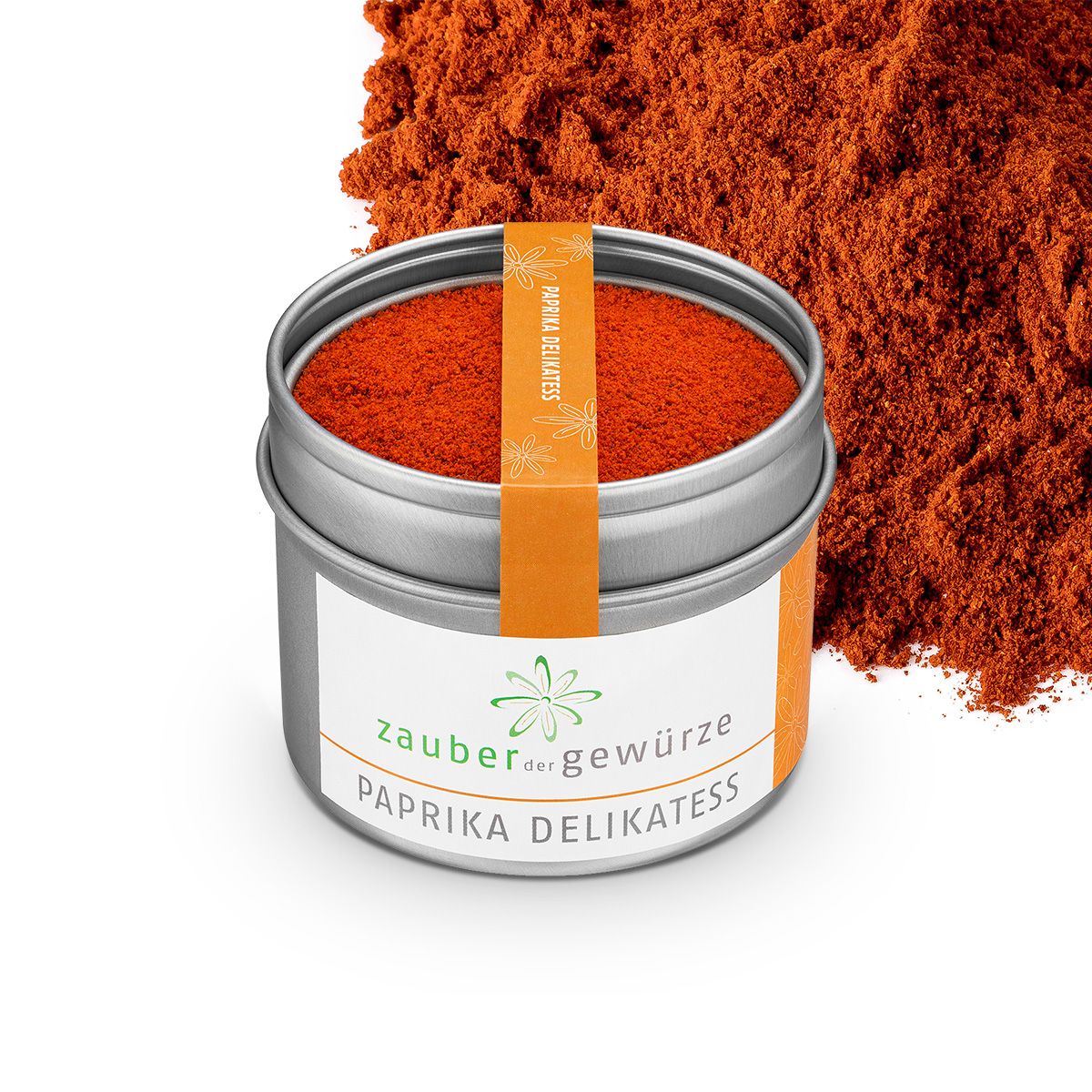 Runde Dose mit Paprika delikatess. Orangefarbenes Pulver in Dose und daneben. Etikett mit Produktnamen und Logo. Orangefarbener Streifen.