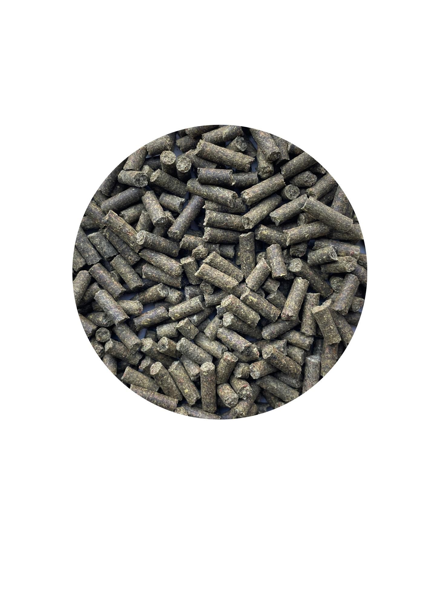 Runde Anordnung von zylindrischen, grün-braunen Pellets. Nahaufnahme auf weißem Hintergrund.