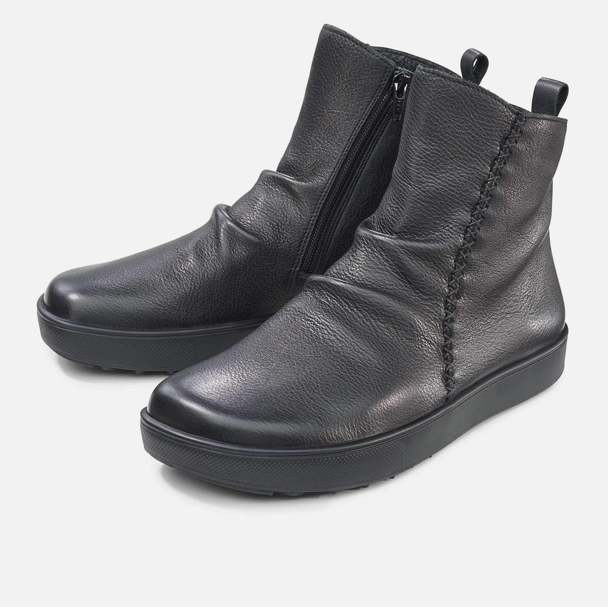 Schwarze Lederstiefeletten mit seitlichem Reißverschluss und gerafftem Schaft.