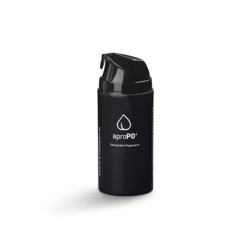Schwarze Flasche. Aufschrift: aproPO, die spezielle Pflegecreme. Logo: Tropfen-Form. Steht auf weißem Hintergrund.