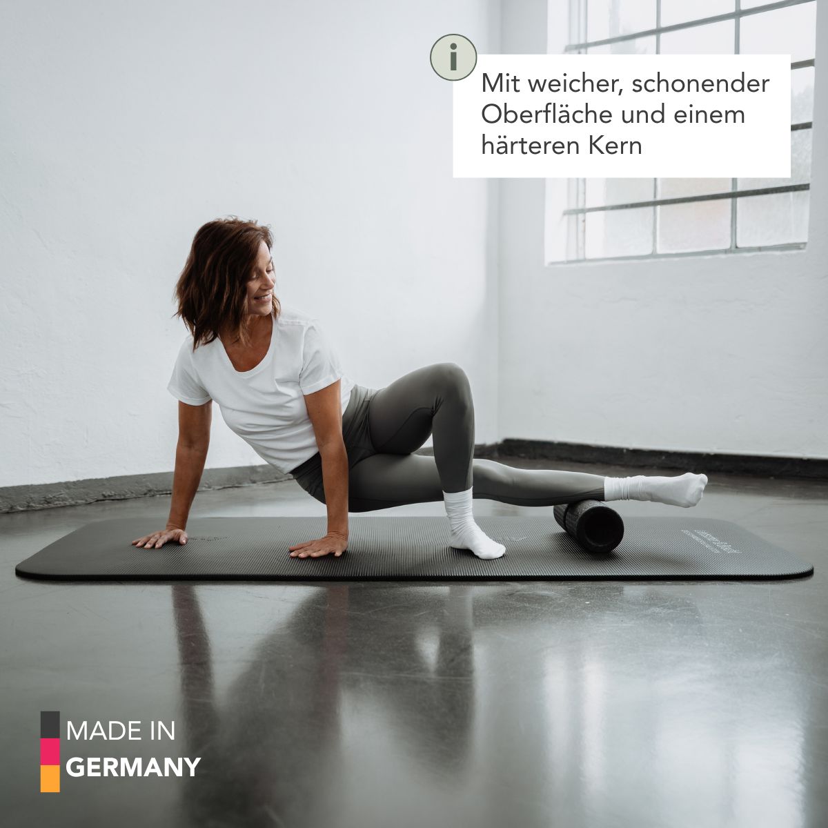 Frau nutzt Faszienrolle auf Matte. "Made in Germany" und "weiche Oberfläche, harter Kern".