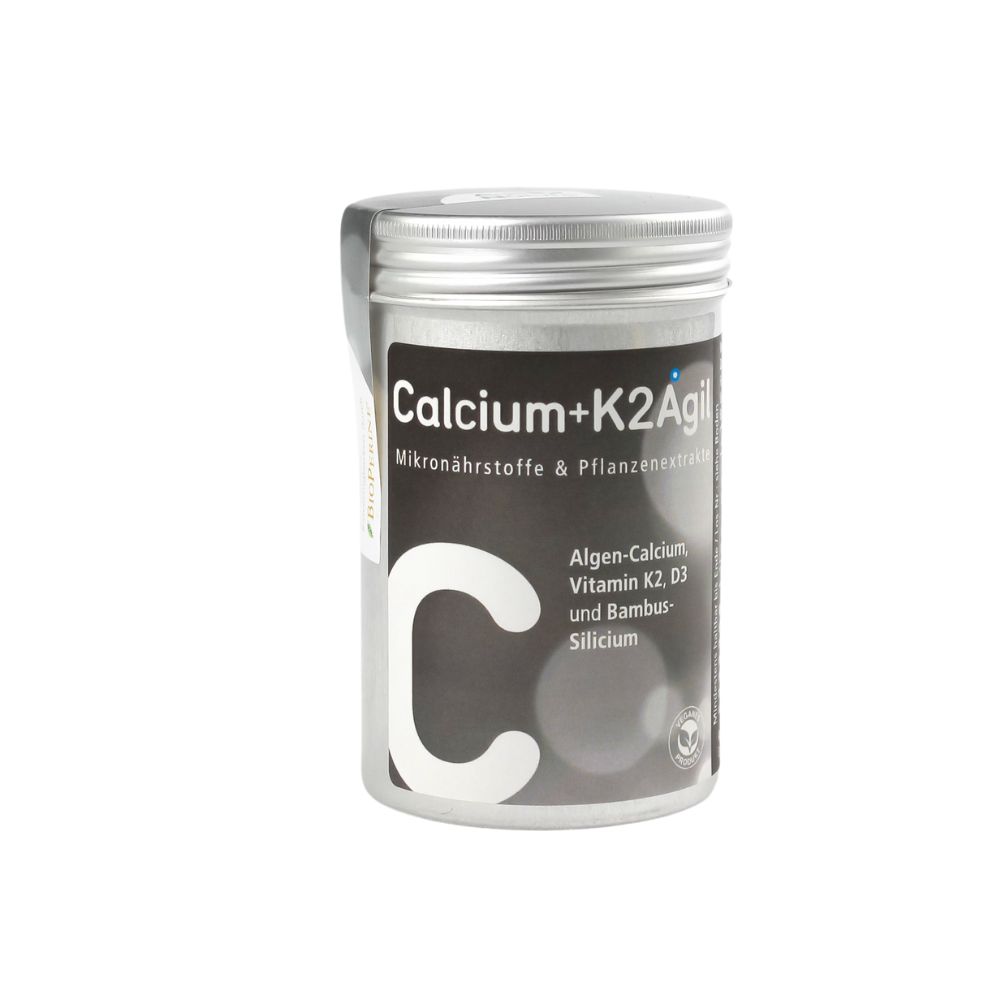 Silberne Dose mit "Calcium+K2Agil"-Aufdruck. Enthält Algen-Calcium, Vitamin K2, D3 und Bambus-Silicium.