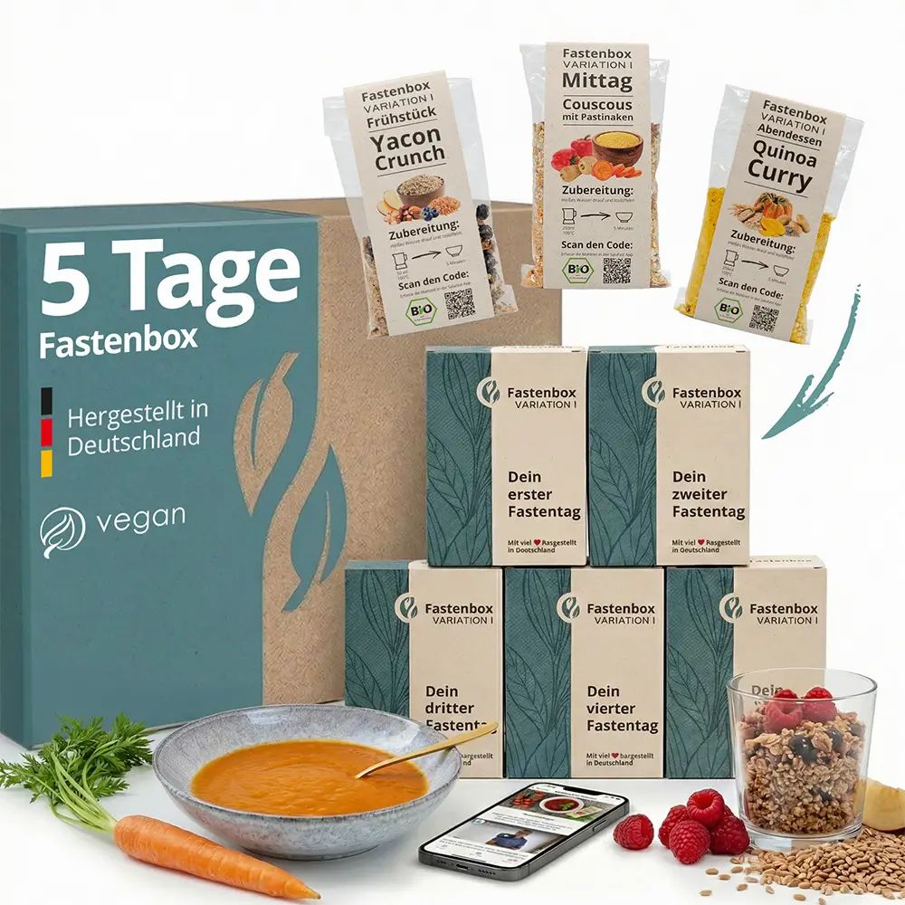 Boxen, Beutel, Schale mit Speise, Smartphone und Glas. Text: 5 Tage Fasten, vegan, hergestellt in Deutschland.