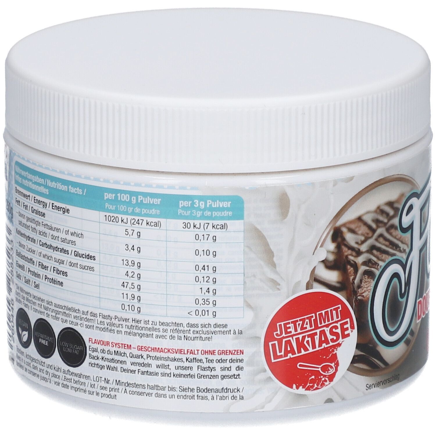 Weißes, rundes Gefäß. Rückseite mit Nährwertangaben und Text. "Jetzt mit Laktase" Aufkleber. Produktname: Flasty Double Brownie.