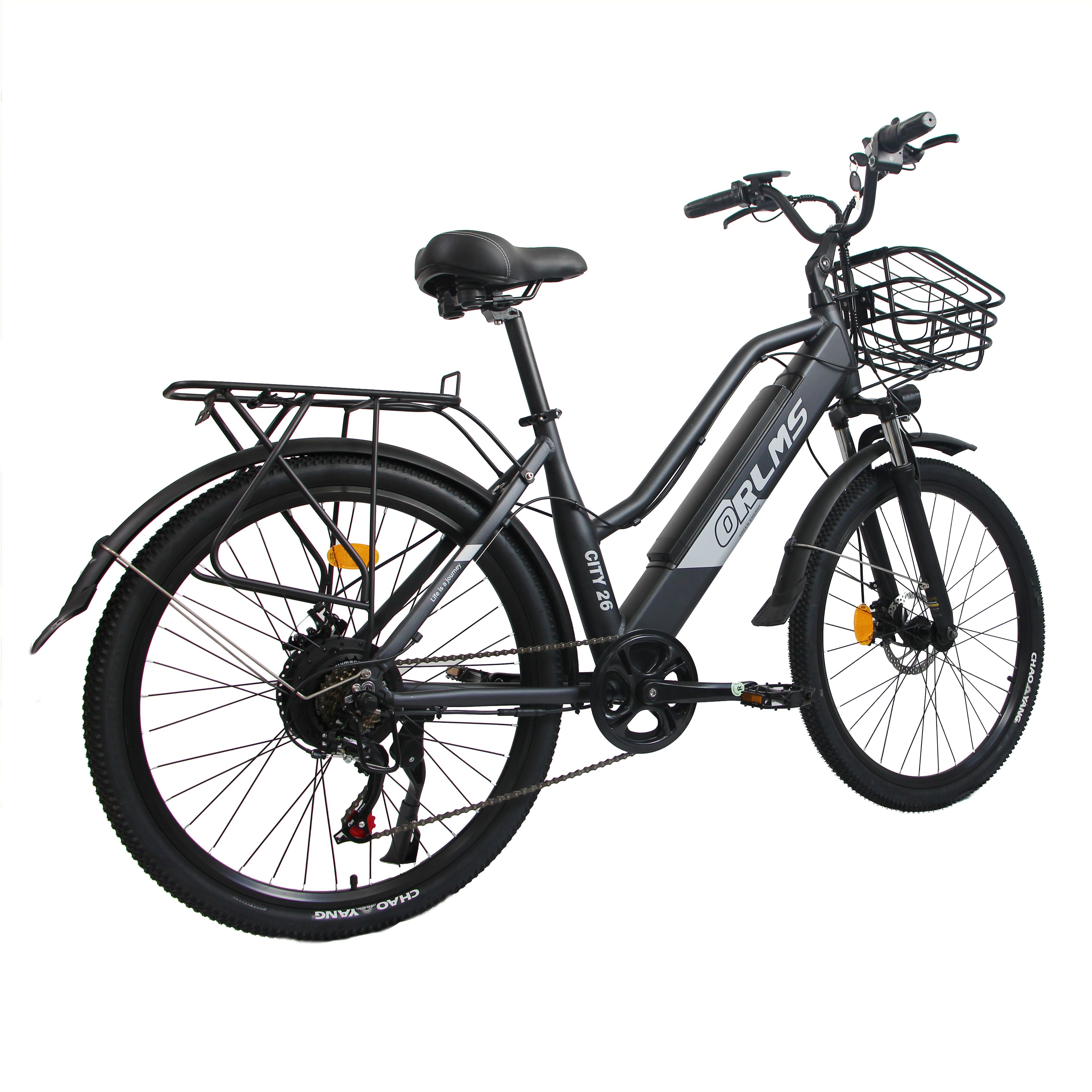 Graues E-Bike mit Korb, Gepäckträger und Schutzblechen. ORLMS-Logo am Rahmen. Schwarze Reifen.