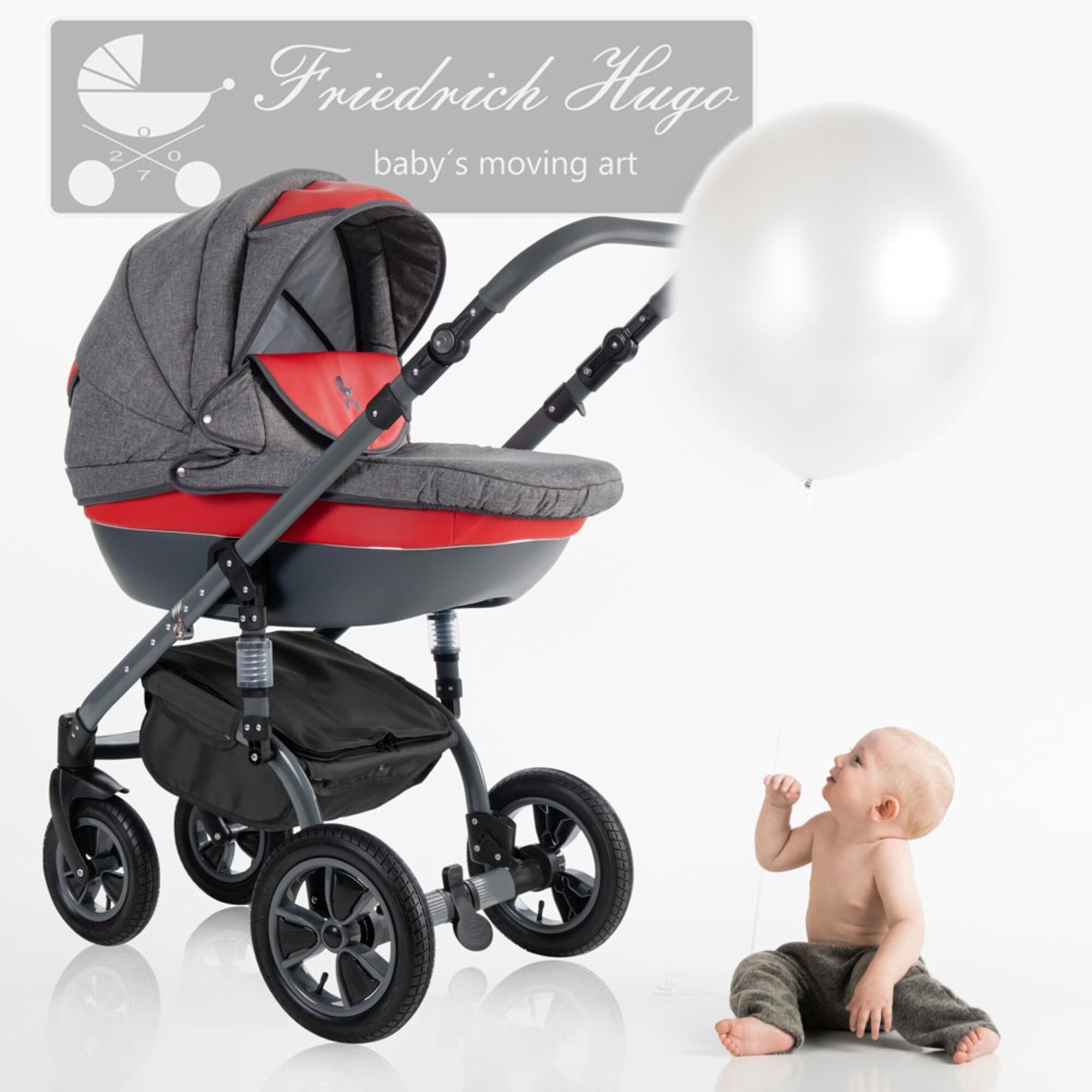 Kombikinderwagen, grau-rot. Baby sitzt neben dem Wagen. Marke Friedrich Hugo. Graues Verdeck, roter Einsatz.