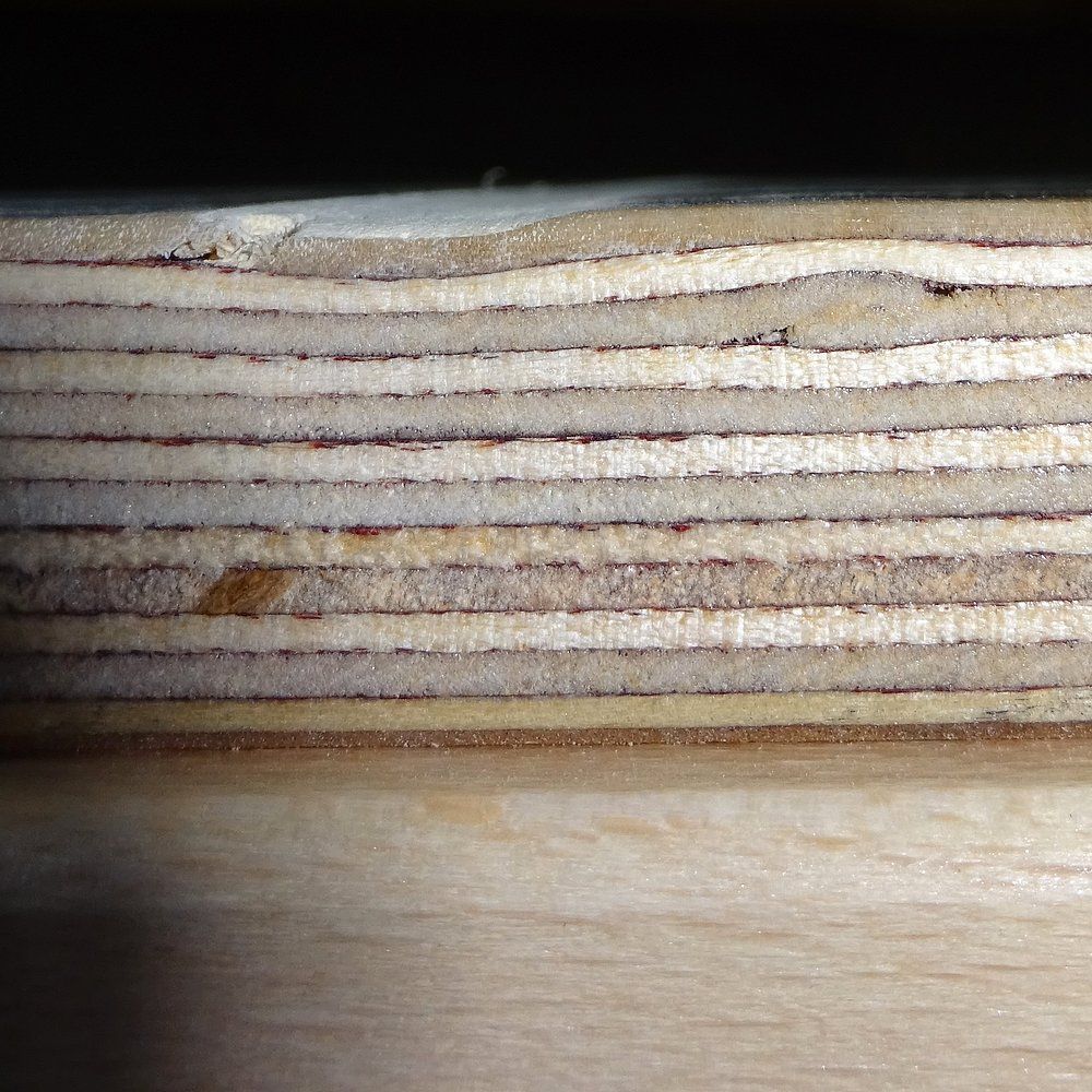 Detailansicht der Kante eines Holz-Turnwand-Elements mit Schichtaufbau.