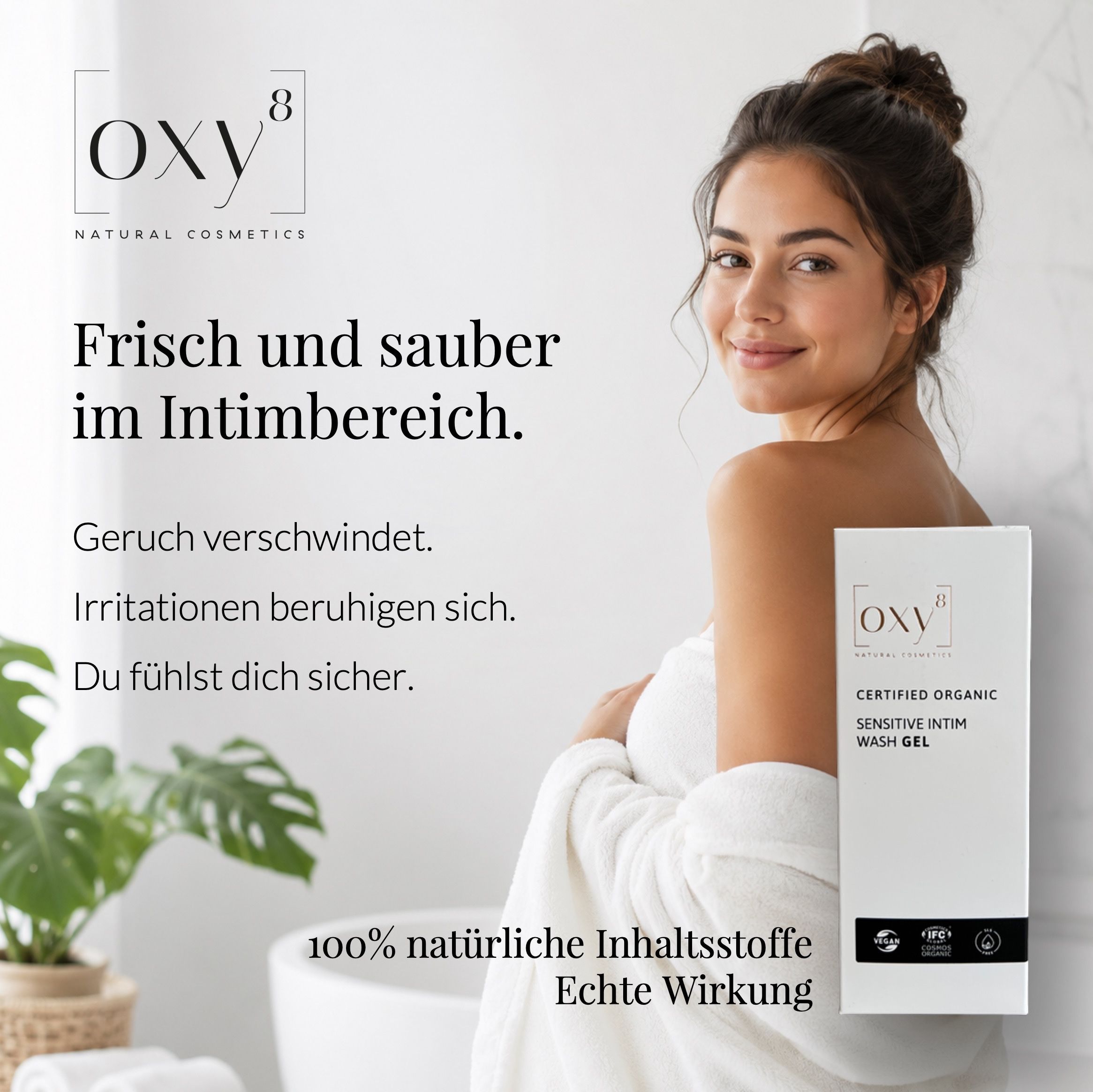 Frau im Bademantel. Neben ihr eine Produktverpackung und eine Flasche.
