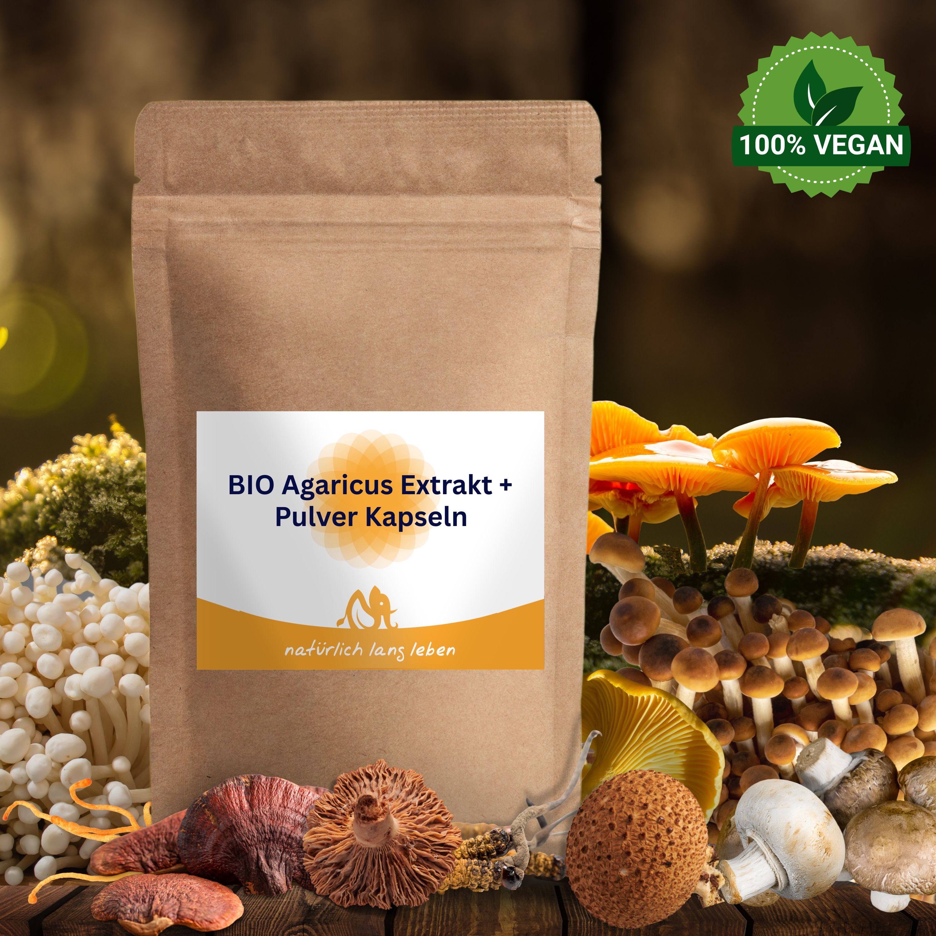 Braune Tüte mit Aufkleber. Aufschrift: BIO Agaricus Extrakt + Pulver Kapseln. 100% Vegan-Siegel. Hintergrund: Pilze.