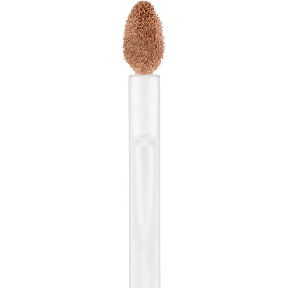 Nahaufnahme des Applikators mit Concealer. Der Applikator hat eine braune Spitze.