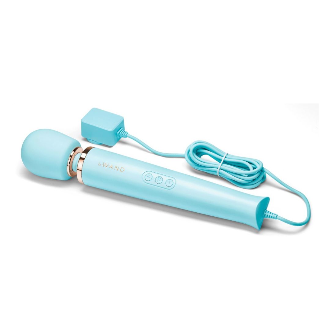 Hellblaues Massagegerät mit Ladegerät und Kabel. "Le Wand" ist sichtbar.