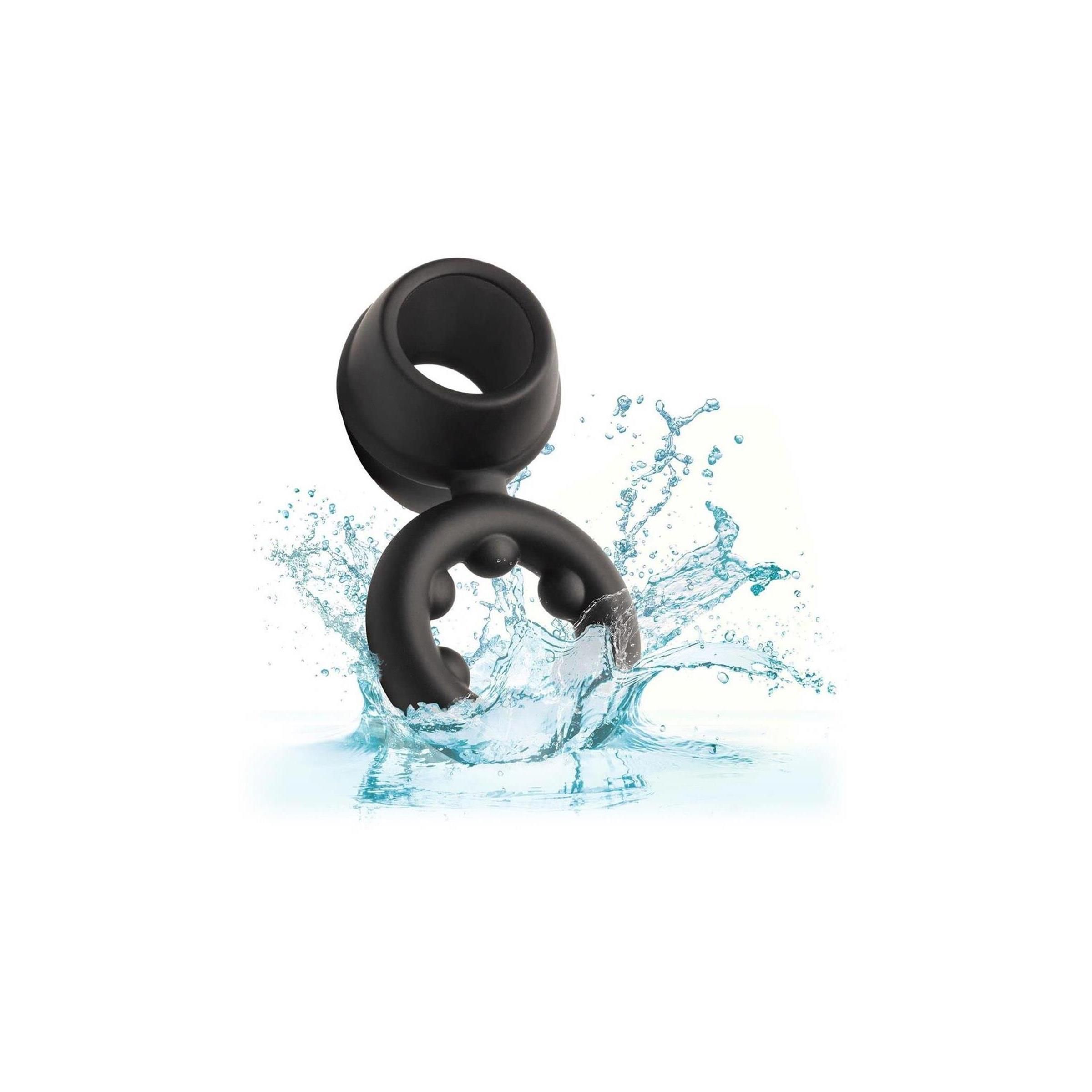 Schwarzer Ring mit zwei Öffnungen im Wasser. Spritzer.