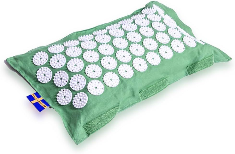 Grünes Kissen mit weißen Noppen. Schwedische Flagge am Rand. Kissen mit Klettverschlüssen.