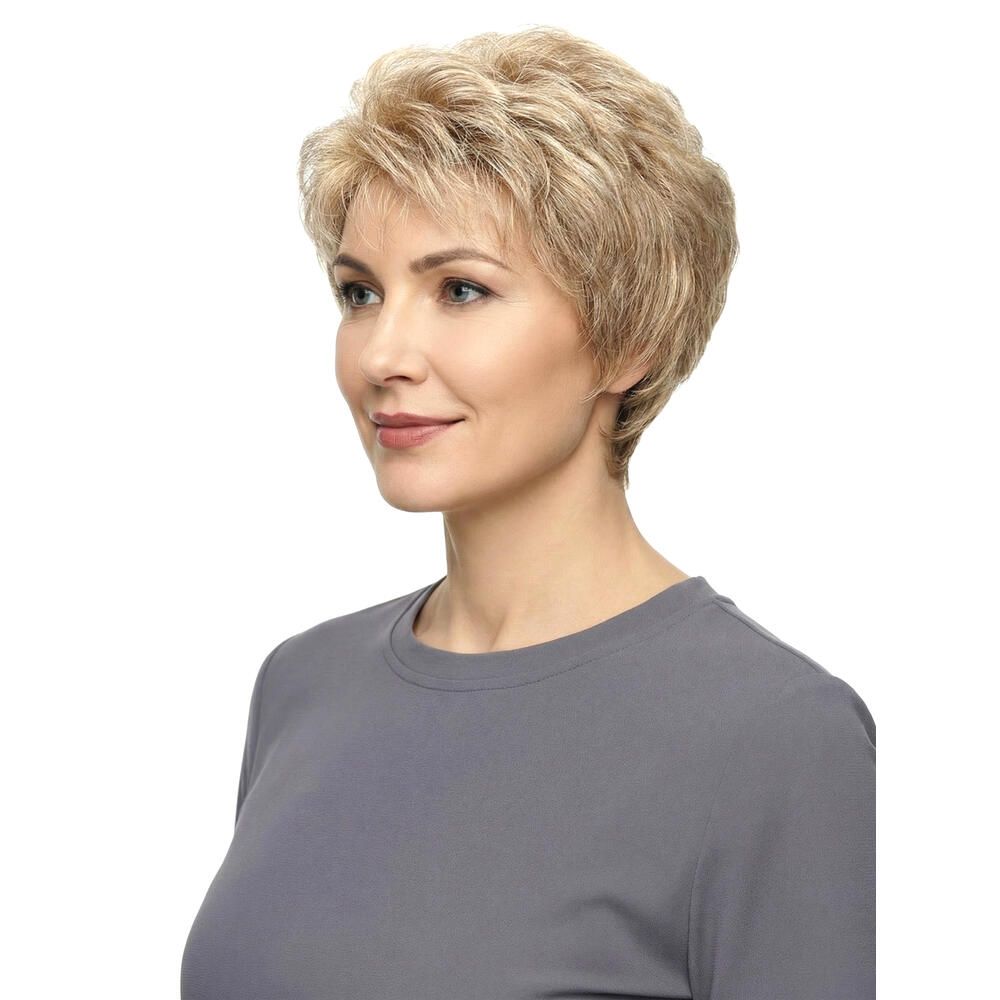 Kurzhaarperücke, blond, gewellt. Frau trägt graues Shirt. Seitenansicht.