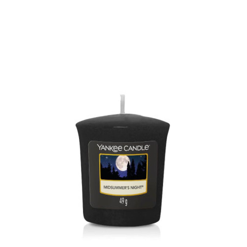 Schwarze Kerze mit Etikett. Aufschrift: Yankee Candle, Midsummer's Night, 49g. Abbildung: Mond über Wald.