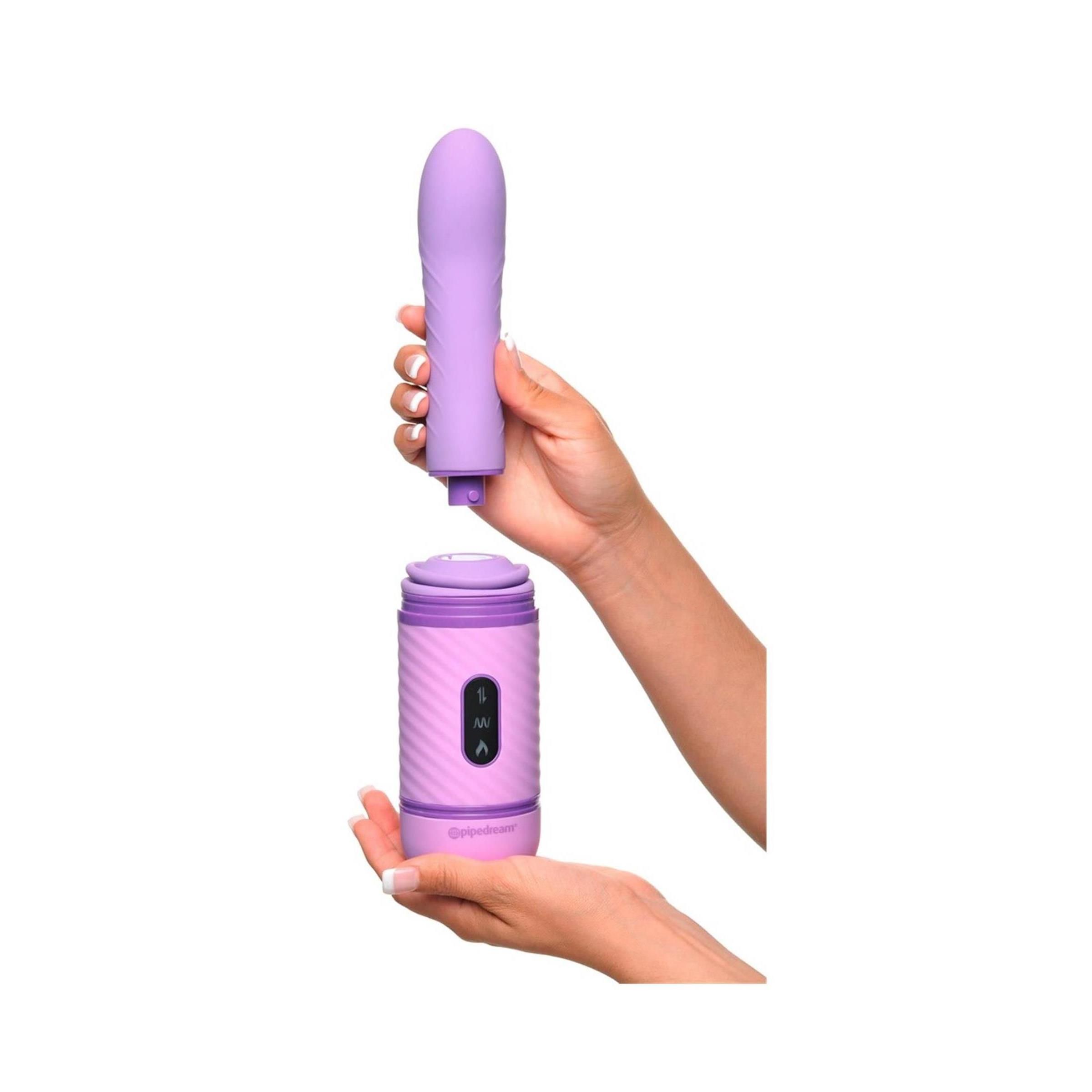 Lila Wellness-Produkt, zerlegt. Zylindrischer Körper, abgerundete Spitze. Produkt wird von Händen gehalten.