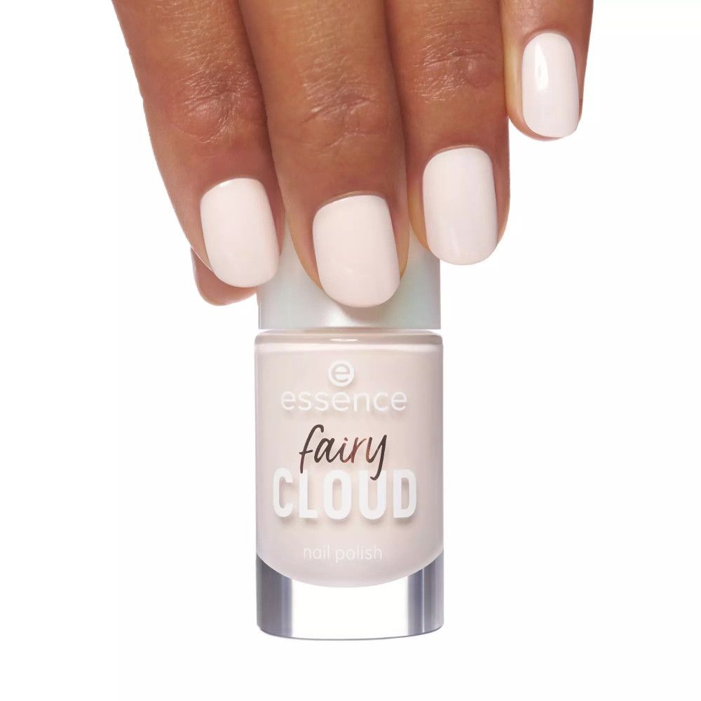 Hand mit lackierten Nägeln und Nagellackflasche. Aufschrift: essence fairy CLOUD nail polish.