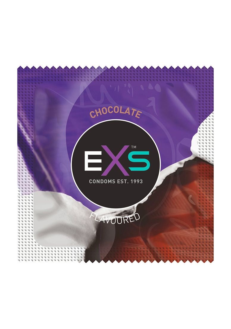 Emballage individuel d'un préservatif EXS Chocolate. Logo, nom du produit et indication de saveur sur l'emballage.