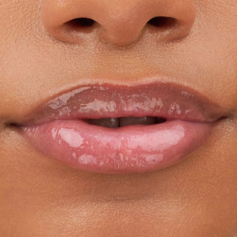 Nahaufnahme von Lippen mit glänzendem, rosafarbenem Lipgloss.